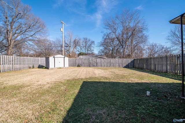 view of yard with a shed