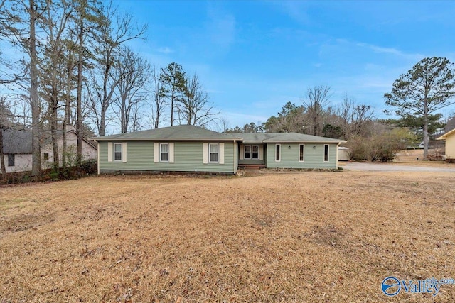 ranch-style house featuring a front lawn