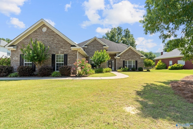 view of front facade featuring a front lawn