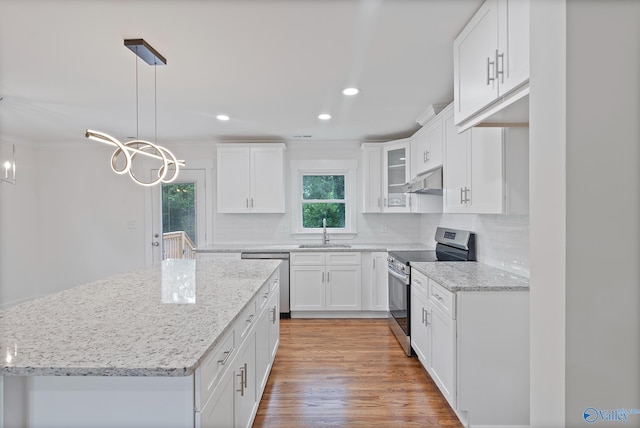 3631 NW Stag Run Dr, Huntsville, AL 35810 - kitchen with stainless steel appliances, a sink, backsplash, a center island, and white cabinets