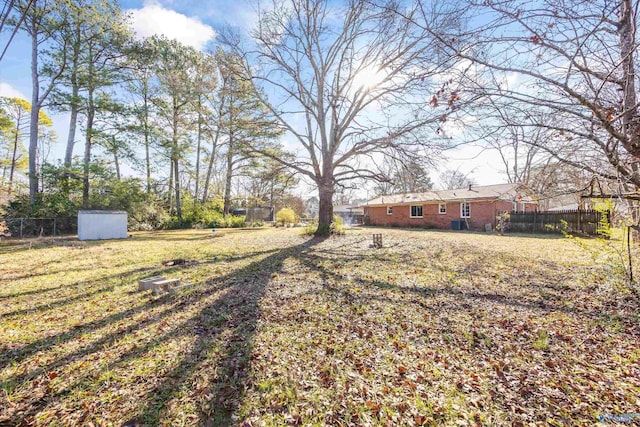 view of yard featuring a storage shed