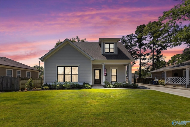 view of front of property featuring a yard