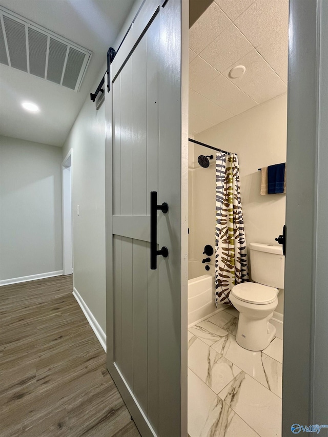 full bathroom with visible vents, baseboards, toilet, recessed lighting, and shower / bathtub combination with curtain