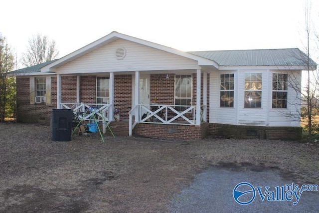 view of front of property featuring covered porch