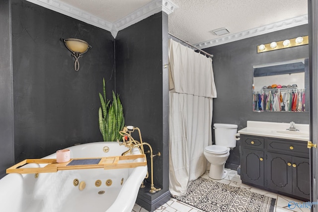 full bath featuring a whirlpool tub, toilet, vanity, and a textured ceiling