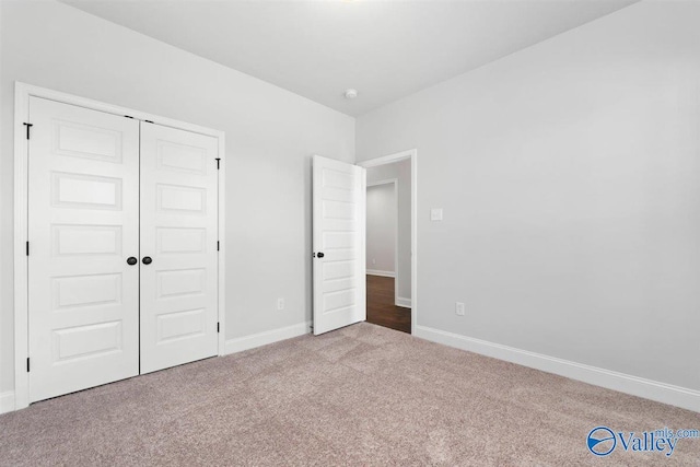 unfurnished bedroom with carpet flooring and a closet