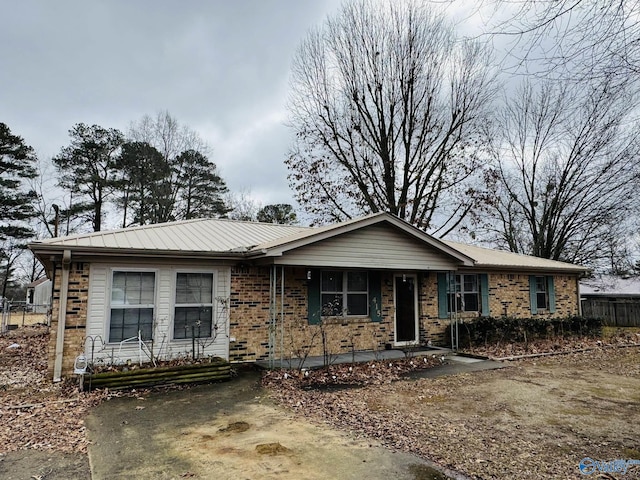 ranch-style home with a porch