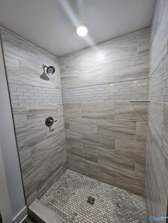 bathroom featuring tiled shower