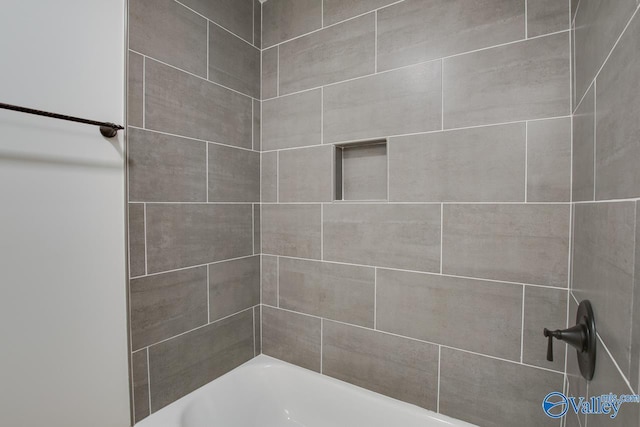 bathroom featuring tiled shower / bath combo