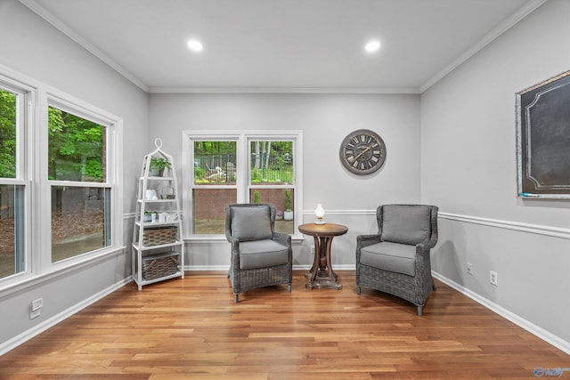 living area featuring recessed lighting, baseboards, ornamental molding, and light wood-type flooring