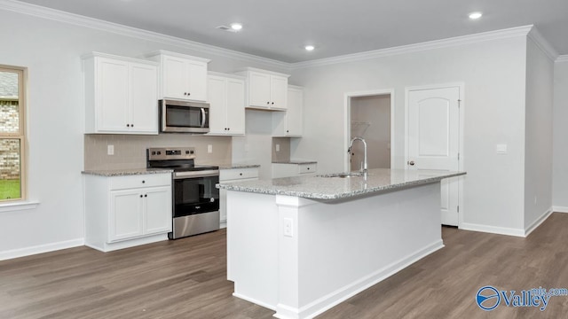 304 Wraywood Rd, Huntsville, AL 35810 - kitchen with stainless steel appliances, a sink, dark wood finished floors, white cabinets, and crown molding