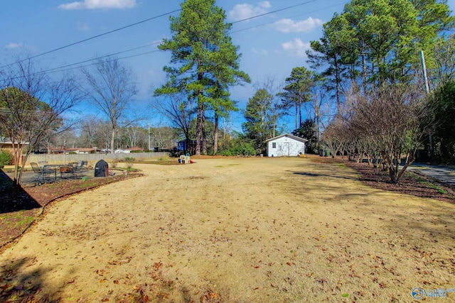 view of yard featuring a storage shed