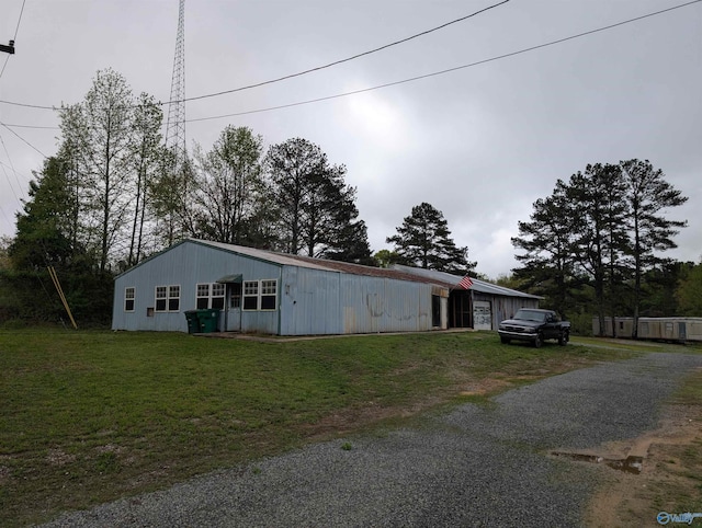 manufactured / mobile home featuring driveway and a front lawn