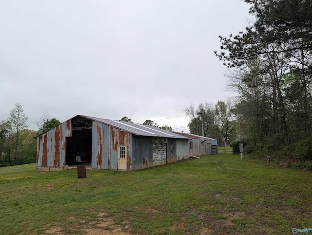 view of pole building with a lawn
