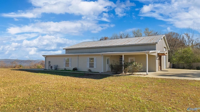 view of front facade with a garage and a front yard