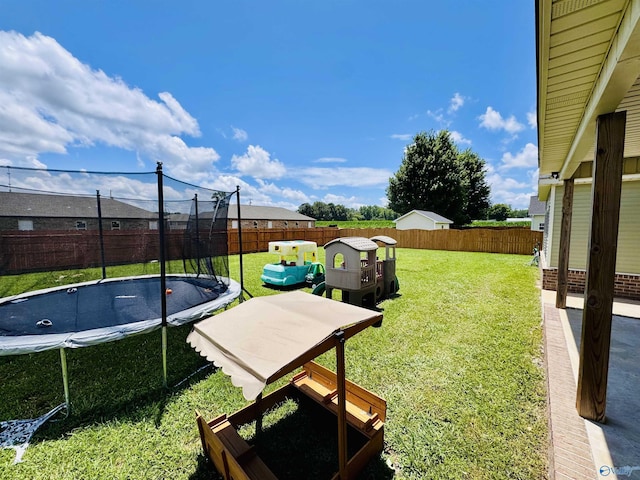 624 2nd Ave S, Loretto, TN 38469 - fenced backyard featuring a trampoline