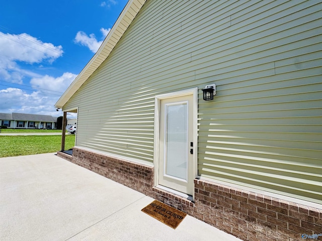 624 2nd Ave S, Loretto, TN 38469 - doorway to property featuring a patio area