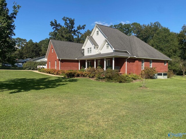 view of front of home featuring a front lawn