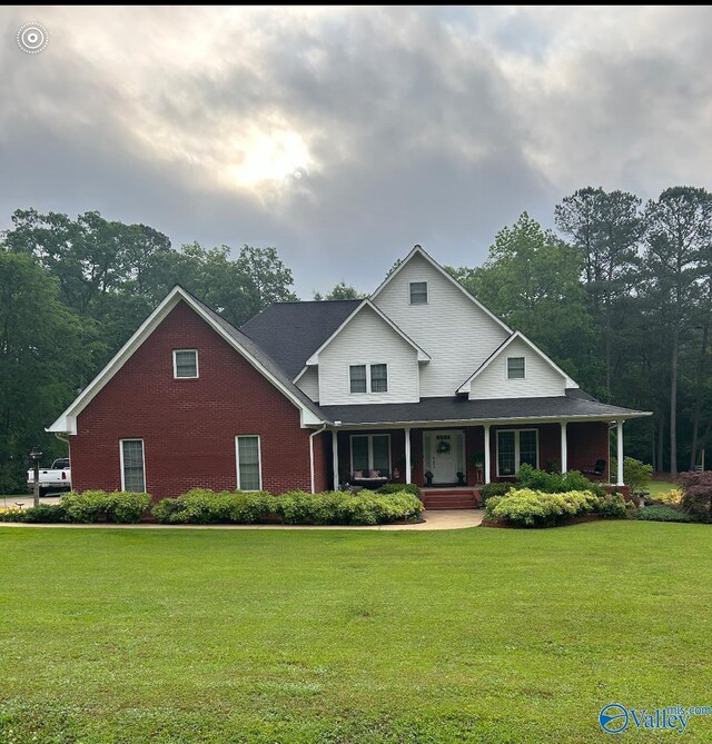 view of front facade featuring a porch and a front yard