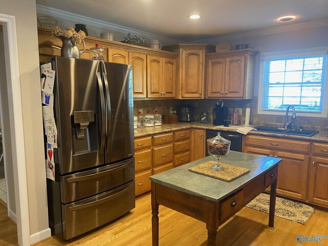 kitchen with sink, decorative backsplash, light wood-type flooring, and stainless steel fridge with ice dispenser