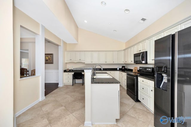 77 Valley Way Cir SE Unit 77, Huntsville, AL 35802 - kitchen with black appliances, a sink, vaulted ceiling, a center island with sink, and wainscoting