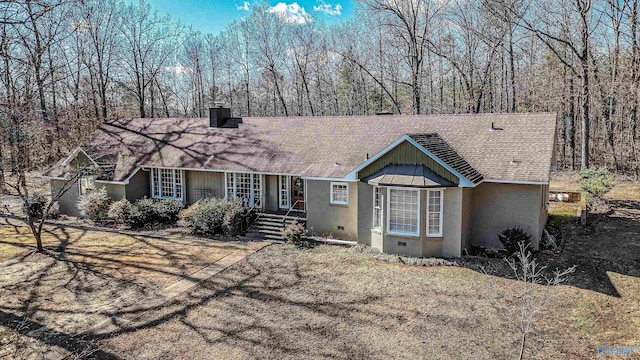 ranch-style home featuring a front lawn