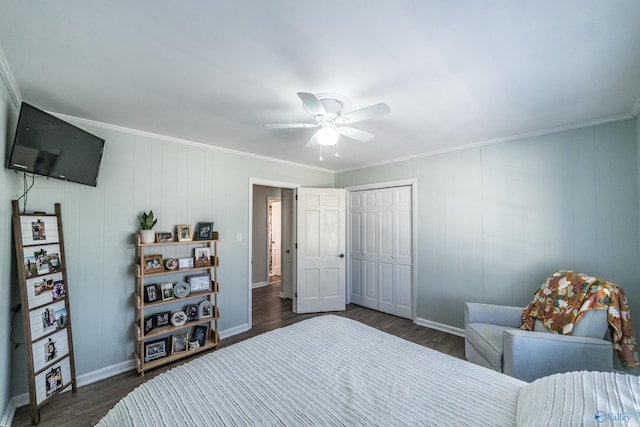 bedroom featuring crown molding, dark wood-type flooring, a closet, and ceiling fan