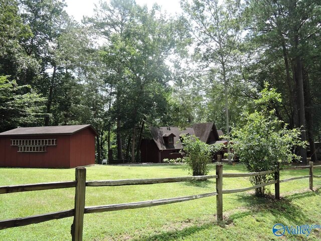 view of yard with an outdoor structure