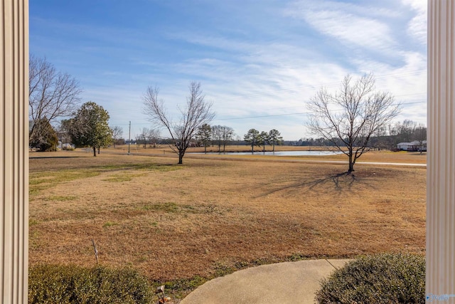 view of yard featuring a water view