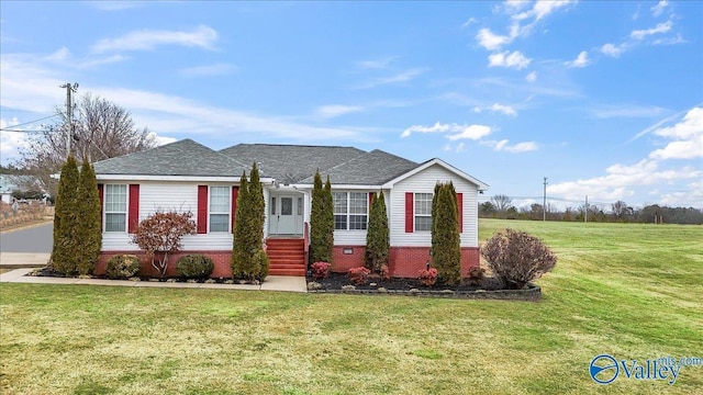 view of front facade featuring a front yard and a shingled roof