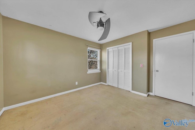 unfurnished bedroom featuring a ceiling fan, carpet flooring, baseboards, and a closet