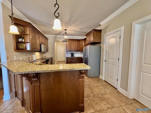 kitchen featuring appliances with stainless steel finishes, kitchen peninsula, hanging light fixtures, and a breakfast bar area