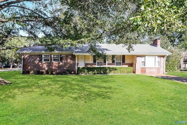 ranch-style house featuring a front lawn and a porch