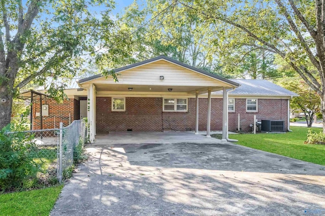 view of front of home featuring a front lawn and a carport