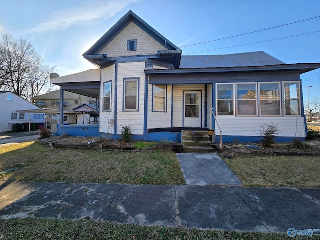 view of front of property featuring a front lawn and a porch