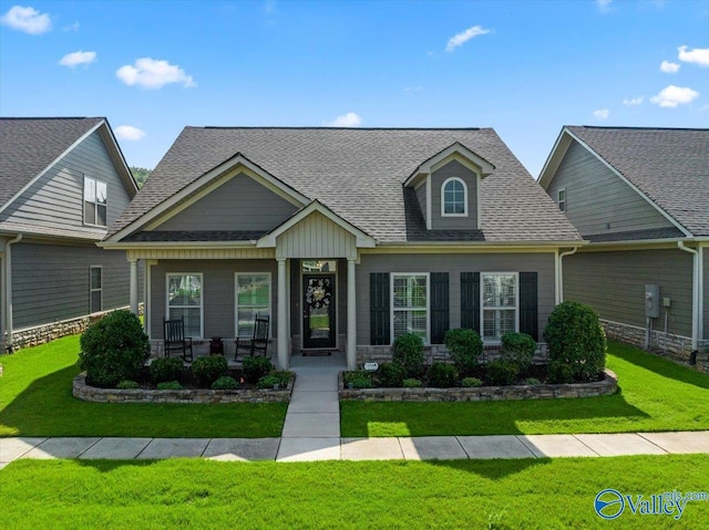 craftsman house featuring a porch and a front lawn