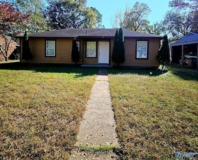 view of front facade featuring a front lawn