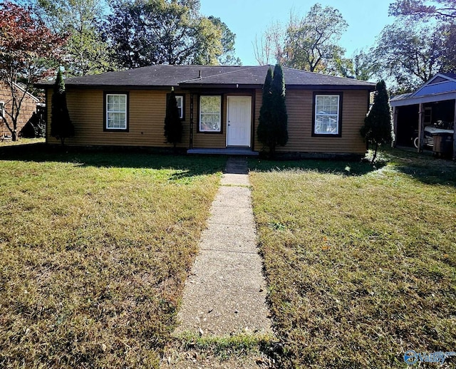view of front facade featuring a front lawn
