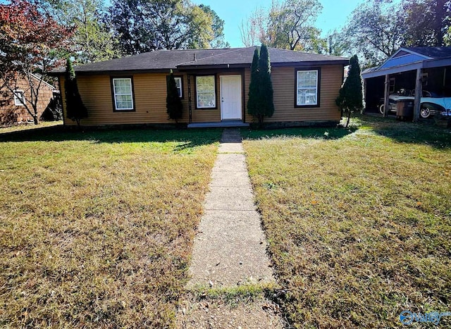 view of front of home featuring a carport and a front lawn