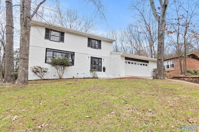 view of front of home featuring a front lawn and a garage