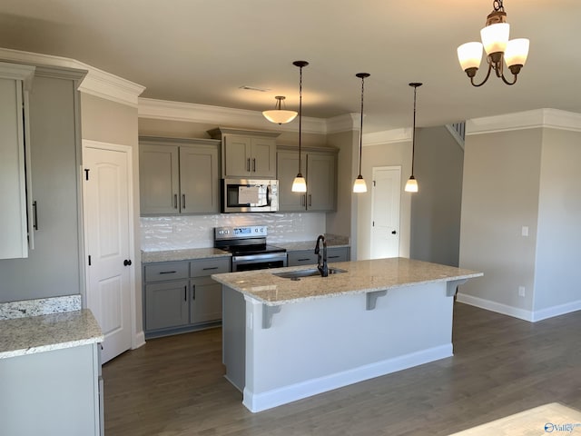 kitchen featuring a breakfast bar, sink, dark hardwood / wood-style floors, a notable chandelier, and stainless steel appliances