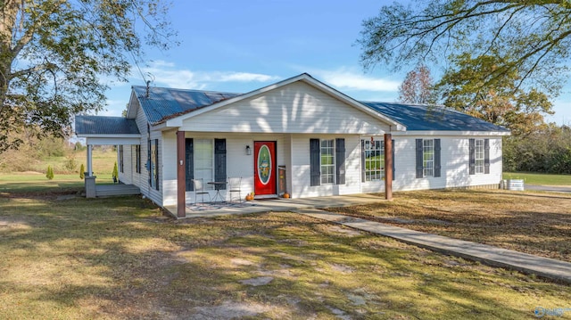 view of front of house featuring a porch and a front lawn