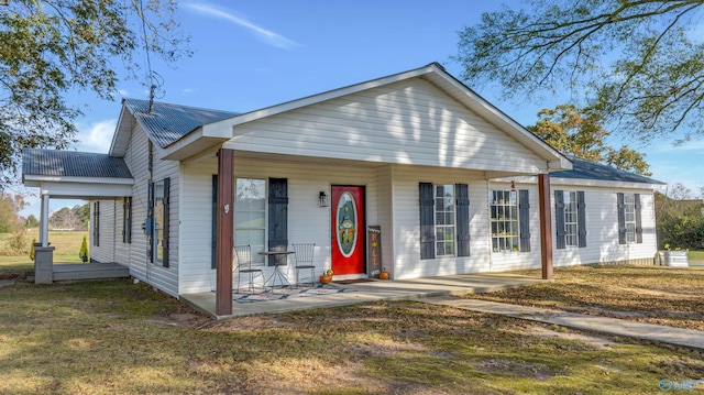 view of front of house with a front lawn and covered porch