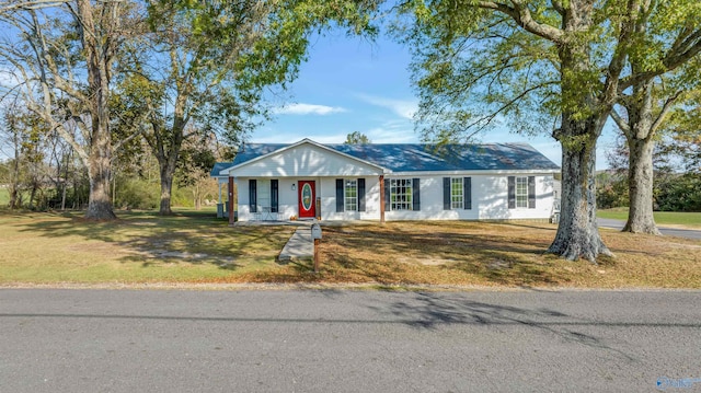 view of front facade featuring a front yard and a porch