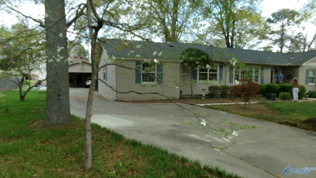 single story home with driveway