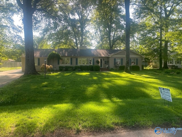 ranch-style house featuring a front lawn