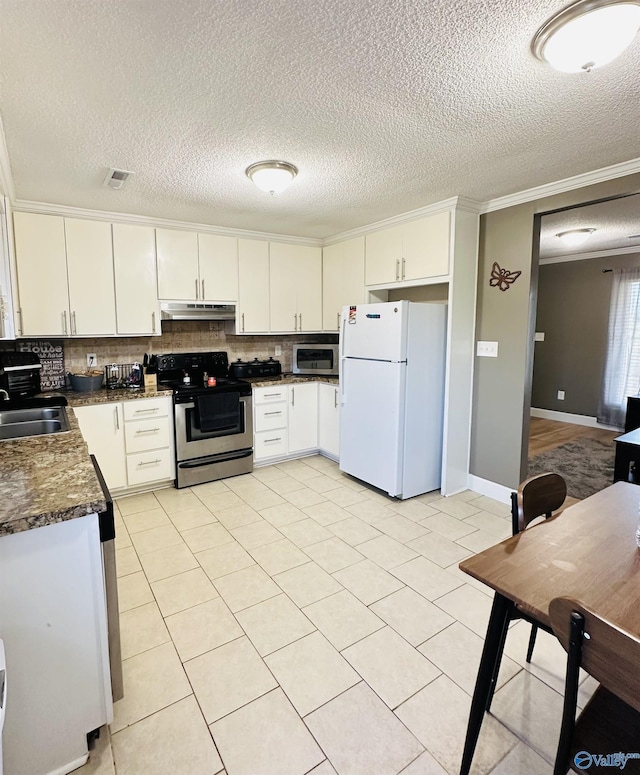 26 Prospect St, Town Creek, AL 35672 - kitchen featuring stainless steel appliances, a textured ceiling, dark countertops, under cabinet range hood, and ornamental molding