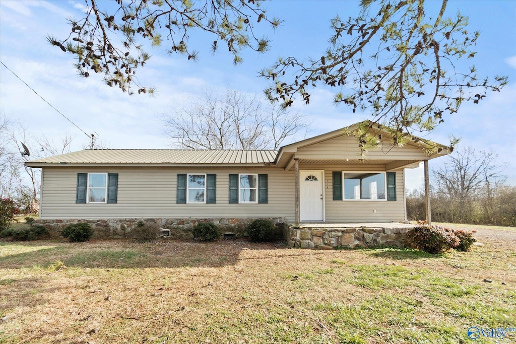 ranch-style house featuring a front yard and a porch