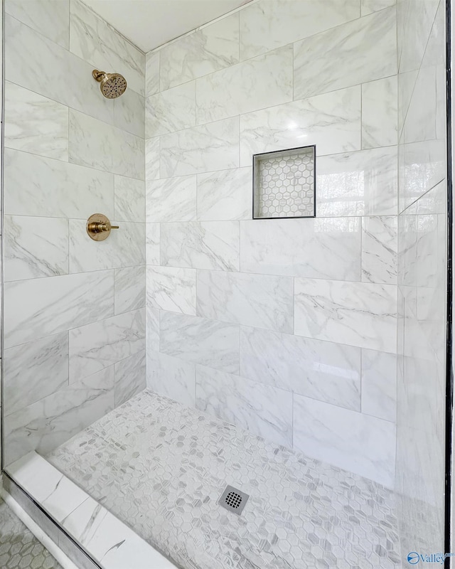 bathroom featuring tiled shower