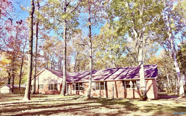 single story home with a front lawn